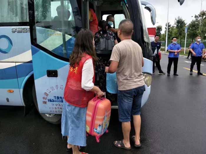 潛江德風學校教師志愿者積極參加防汛救災服務