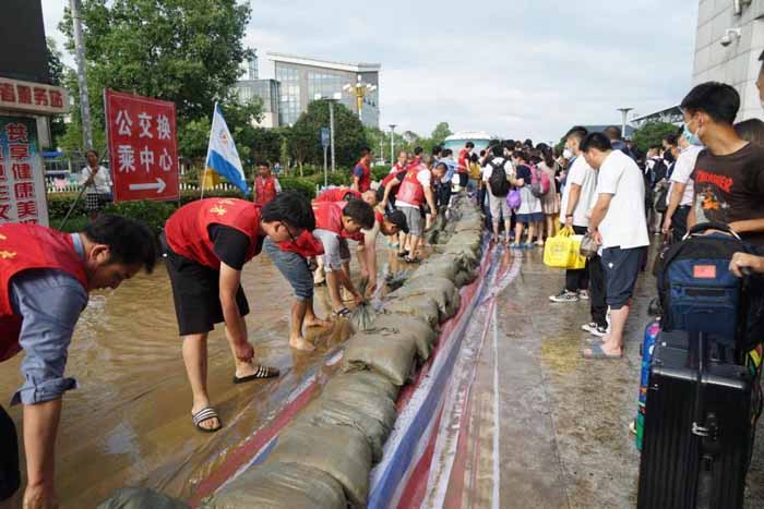 潛江德風學校教師志愿者積極參加防汛救災服務